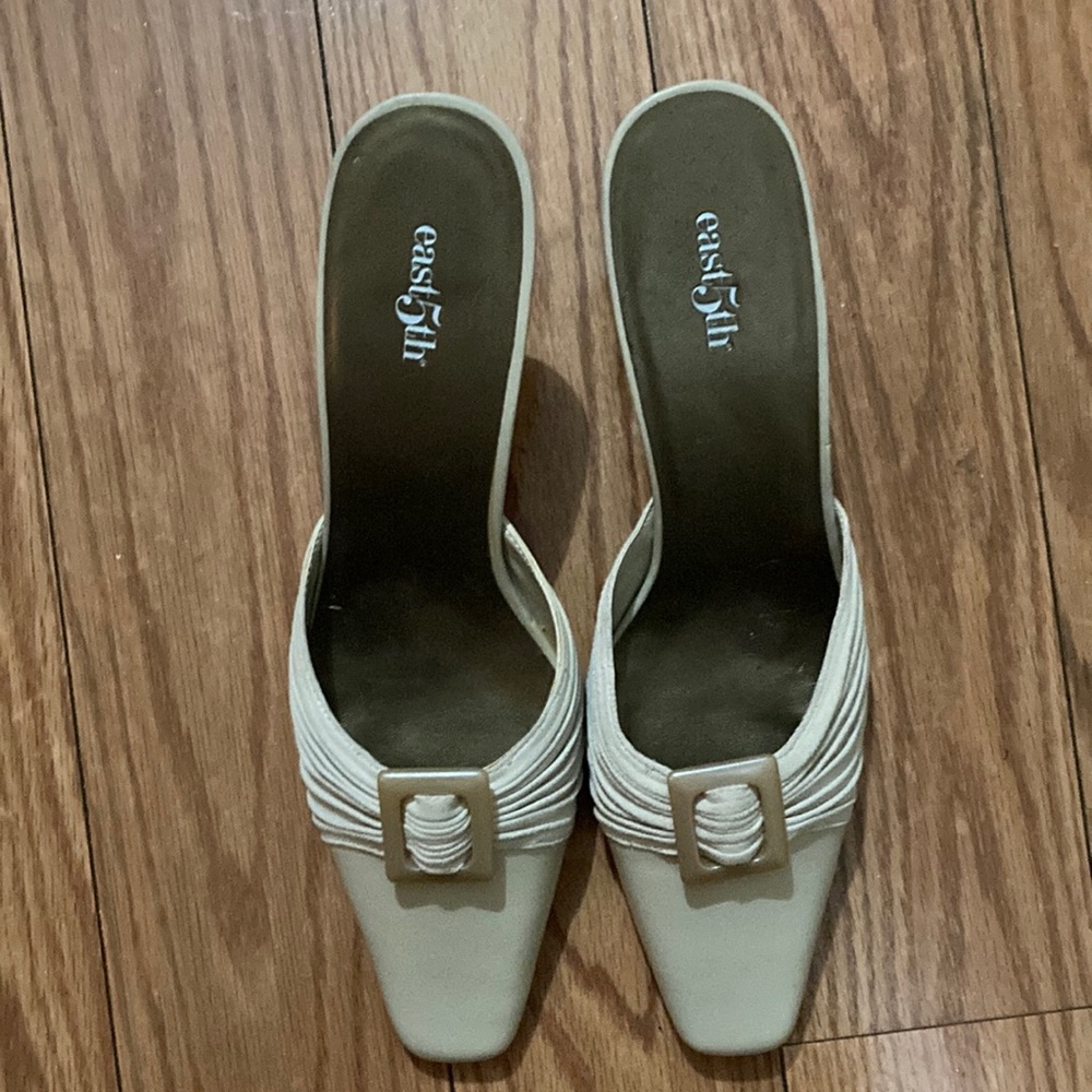 EAST 5th IVORY SUEDE & LEATHER MULE SHOE. Size 10M.